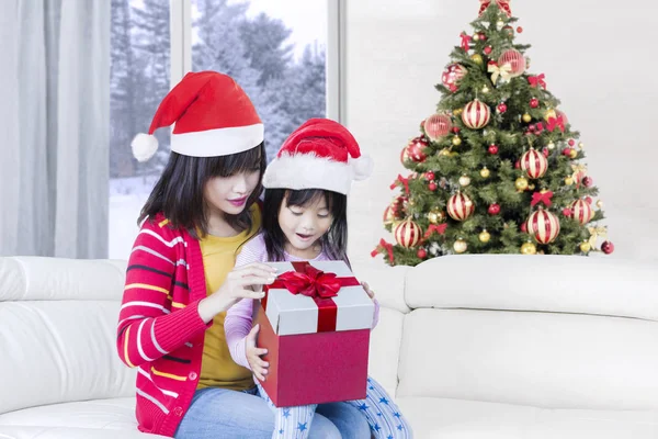 Mujer joven y niño regalo abierto —  Fotos de Stock