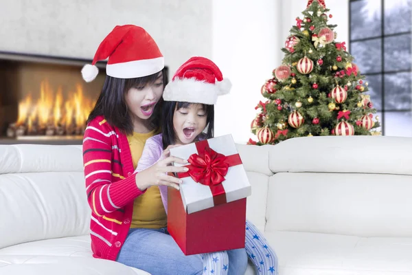 Jonge moeder en meisje verrast met cadeau — Stockfoto