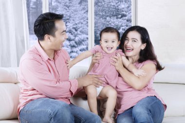 Anne-babalar ve sevimli kız birlikte gülmek 