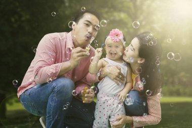 sabun köpüğü ile oynarken mutlu bir aile