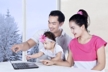 Sevimli kız--dan laptop öğrenme 