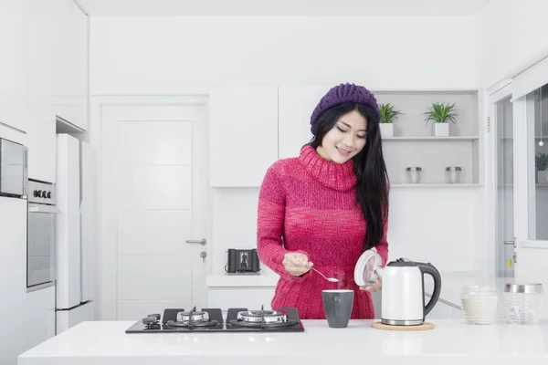 Vrouw hete thee in keuken — Stockfoto