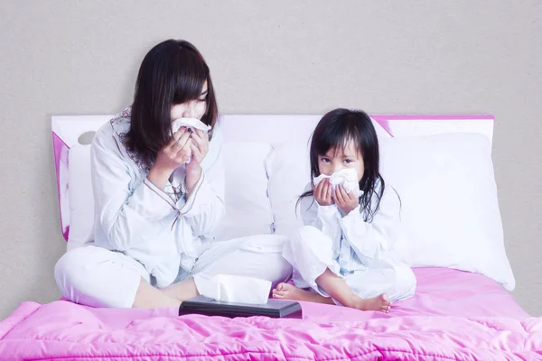 Mãe doente e criança limpando o nariz — Fotografia de Stock
