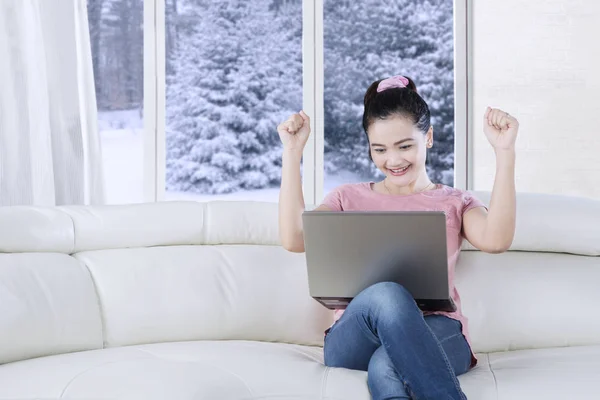 Mooie vrouw zitten met laptop op de Bank — Stockfoto