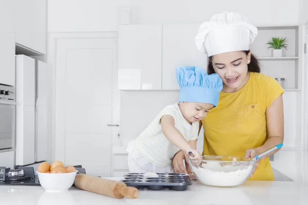 Anne çocuğunu kurabiye yapma öğretir — Stok fotoğraf