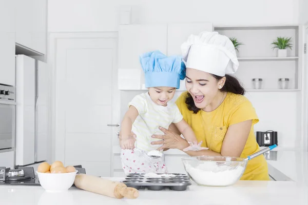 Lycklig mor och dotter att göra bageri — Stockfoto