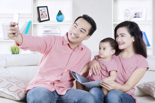 Gelukkige familie nemen selfie foto op Bank — Stockfoto