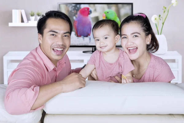 Zittend in de woonkamer en gelukkige familie — Stockfoto