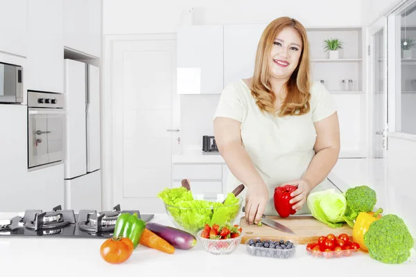 Kövér nő, ami növényi saláta — Stock Fotó