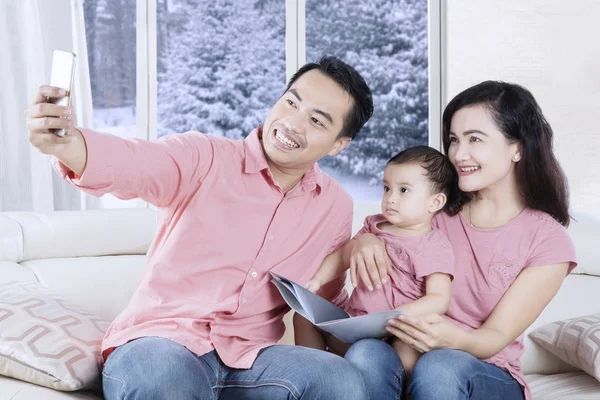 Familia tomando foto selfie en casa —  Fotos de Stock