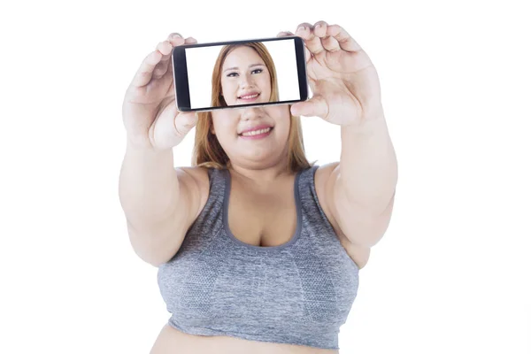 Mollige vrouw neemt selfie foto — Stockfoto