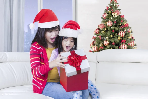 Niño y madre se sienten sorprendidos con el regalo —  Fotos de Stock