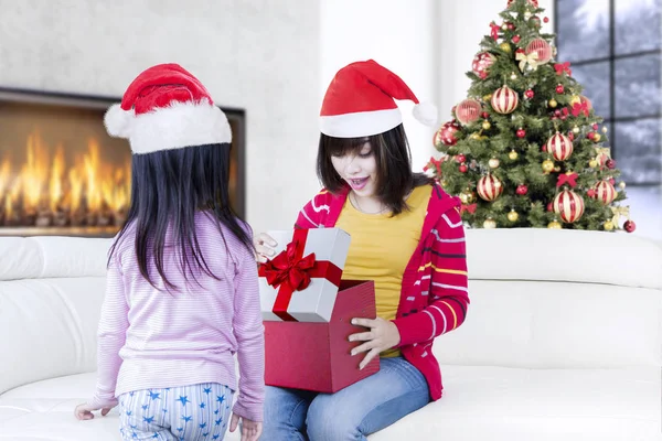 Schöne Mutter fühlt sich von Geschenkbox überrascht — Stockfoto