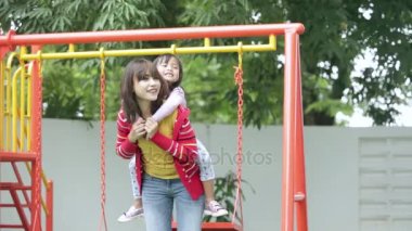   Güzel kadın kızı piggybacking