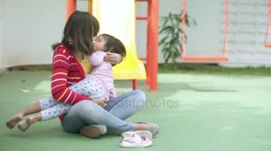   Oyun alanı kızını sarılma kadın