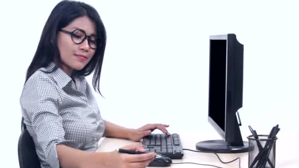 Drukke zakenvrouw werkt met de computer — Stockvideo