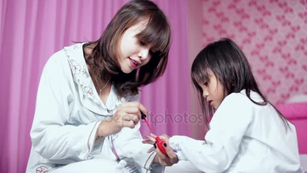 Enfant et mère utilisant vernis à ongles — Video