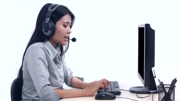 Operador de atención al cliente con auriculares y computadora — Vídeos de Stock