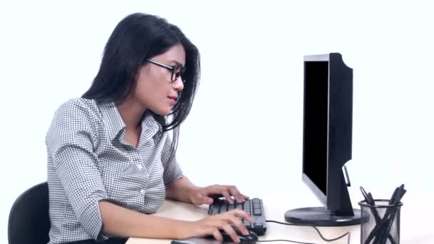 Frustrada empresária trabalha com computador — Vídeo de Stock