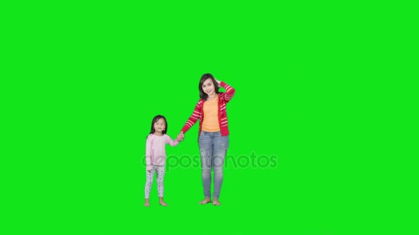 Klein meisje en moeder uitgevoerd in de studio — Stockvideo