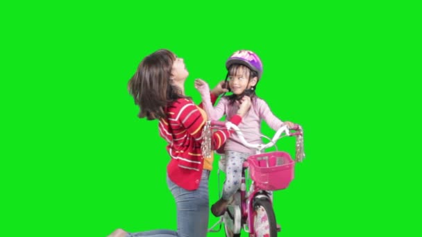 母は彼女の娘の自転車のヘルメットを留める — ストック動画