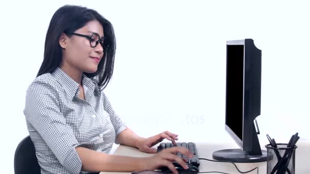 Trabajador de éxito trabajando con ordenador — Vídeo de stock