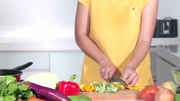 Mujer manos corte verduras — Vídeo de stock