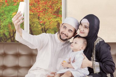 Selfie fotoğrafta sonbahar ile Arap aile 