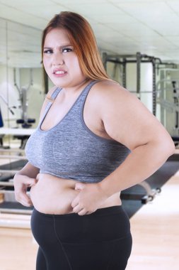 Sarışın kadın onun karın yağ pinching