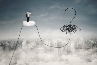 Soru işareti üzerinde gökyüzüne bakarak çocuğun