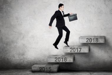 İşadamı merdivenlerde numarası 2017 ile çalışır.