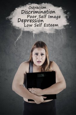 Ölçek ve sorunları tartı ile şişman kadın