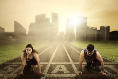 Obez insanların start hattı üzerinde diz