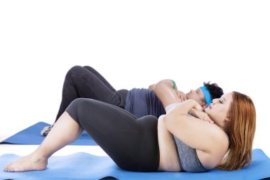 Kadın ve onun arkadaşı egzersizi studio üzerinde