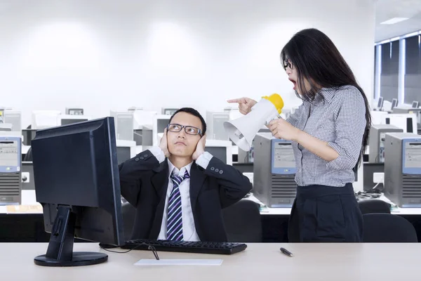 Funcionário irritado com seu gerente no local de trabalho — Fotografia de Stock