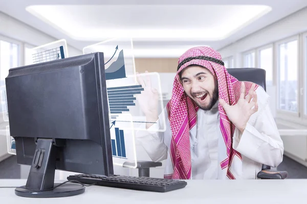 Arabe homme d'affaires semble choqué par les affaires de graphique — Photo