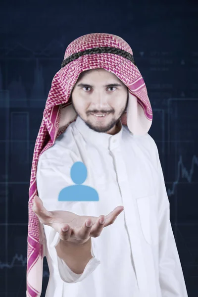 Arabian przedsiębiorca posiada ikonę wirtualnego partnera — Zdjęcie stockowe