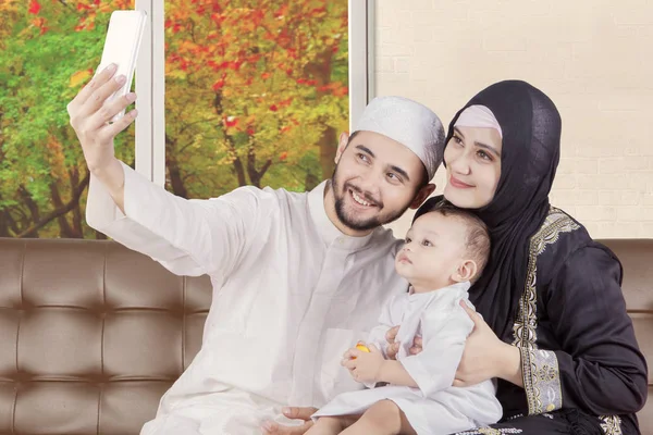 Família árabe tirando foto selfie com outono — Fotografia de Stock
