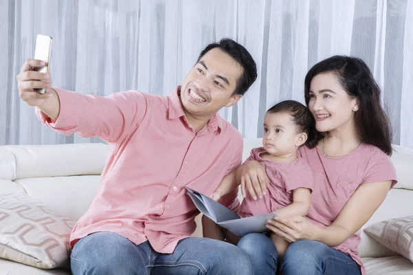 Asiático família tomando selfie foto em casa — Fotografia de Stock