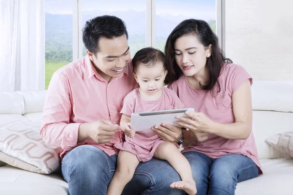 Famiglia asiatica con tablet digitale a casa — Foto Stock