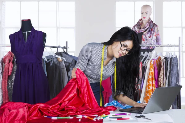 Asiatisk mode designer arbetar på bärbar dator — Stockfoto