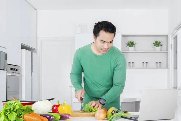 Asiatischer Mann kocht Gemüse — Stockfoto