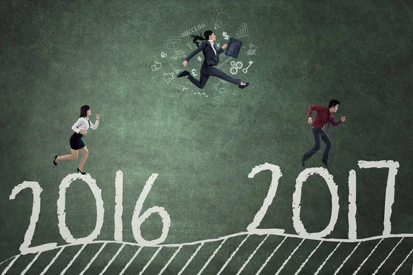 Asian workers running toward 2017 — Stock Photo, Image