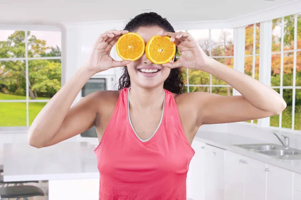 Mulher indiana bonita com fruta laranja — Fotografia de Stock
