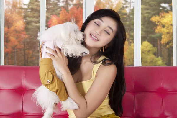 Hermosa mujer y su perro en casa — Foto de Stock