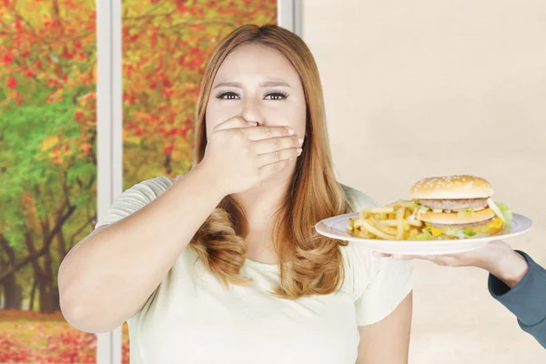 Bella donna bocca chiusa con cibo spazzatura — Foto Stock