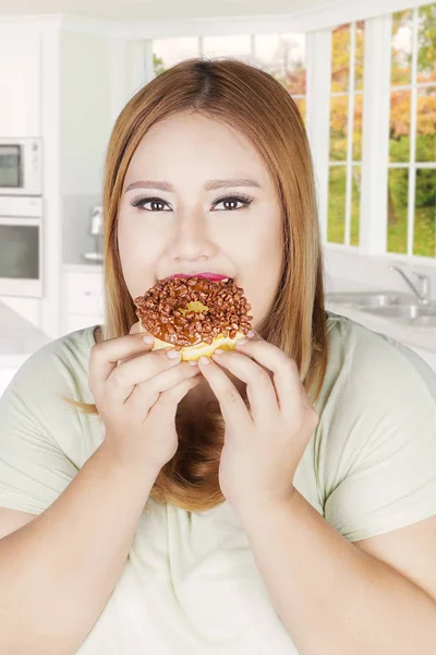 Güzel kadın el donut yemek — Stok fotoğraf