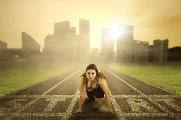 Femme blonde se préparant à courir — Photo