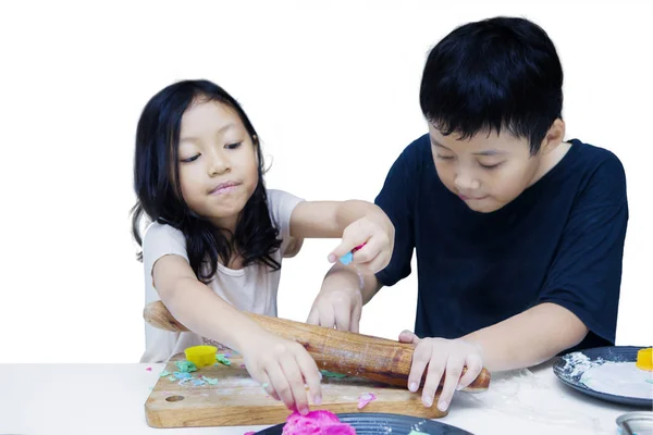 Niño y niña hacen artesanía con playtough — Foto de Stock