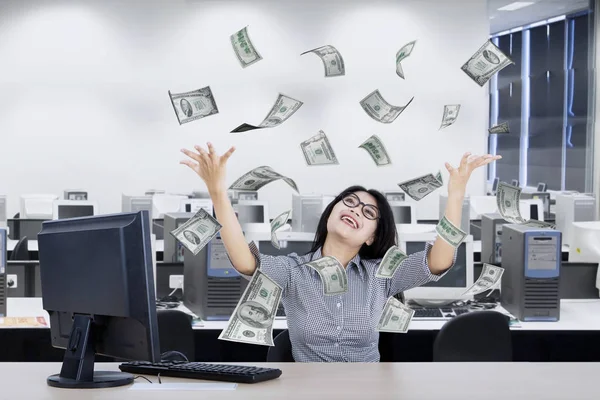 Affärskvinna letar dollar pengar — Stockfoto